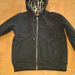 Burberry Hoodie - Burberry hoodie till salu! Om du har frågor då är det bara att skriva till mig