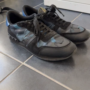 Valentino Rockrunner  - Säljer nu mina valetino rockrunnera då det ej kommer till användning längre. Cond är 7/10 i storlek 45! För mer bilder skriv till mig så löser jag! Kan gå ner i pris vid snabb affär! Ny pris 590€