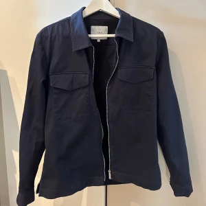 Mörkblå overshirt från Bläck - Snygg mörkblå overshirt från Bläck. Overshirten är använd men fortfarande i gott skick. 