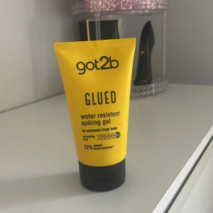 Got2b Glued Spiking Gel - Got2b Glued är en vattenresistent spiking gel för extremt hållbara frisyrer. Perfekt för att skapa tuffa looks med långvarig stadga. Innehåller 72% naturligt baserade ingredienser och kommer i en gul tub med svart lock.