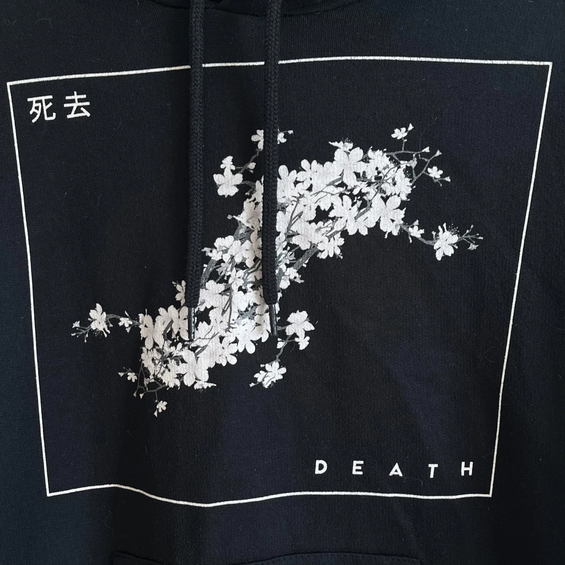 Svart hoodie med tryck från B&C Collection - 1