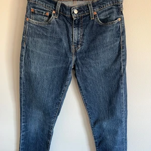 Levi's 511 jeans - Snygga Levi's 511 jeans i klassisk blå denim. De har en slim passform och är tillverkade i bomull. Perfekta för en stilren look.