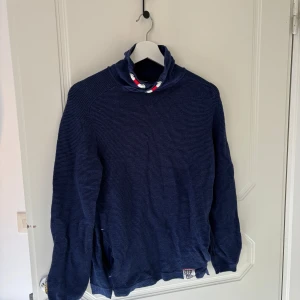 Mörkblå tröja från Zara - Säljer en mörkblå tröja från Zara med hög krage. Tröjan har långa ärmar och är tillverkad i ett mjukt material. Storlek 152