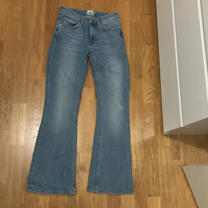 Ljusblå jeans med bootcut låg midja  - Snygga ljusblå jeans med bootcut och låg midja. Storlek small kort längd. Stretch och skön modell. Använda en gång. 