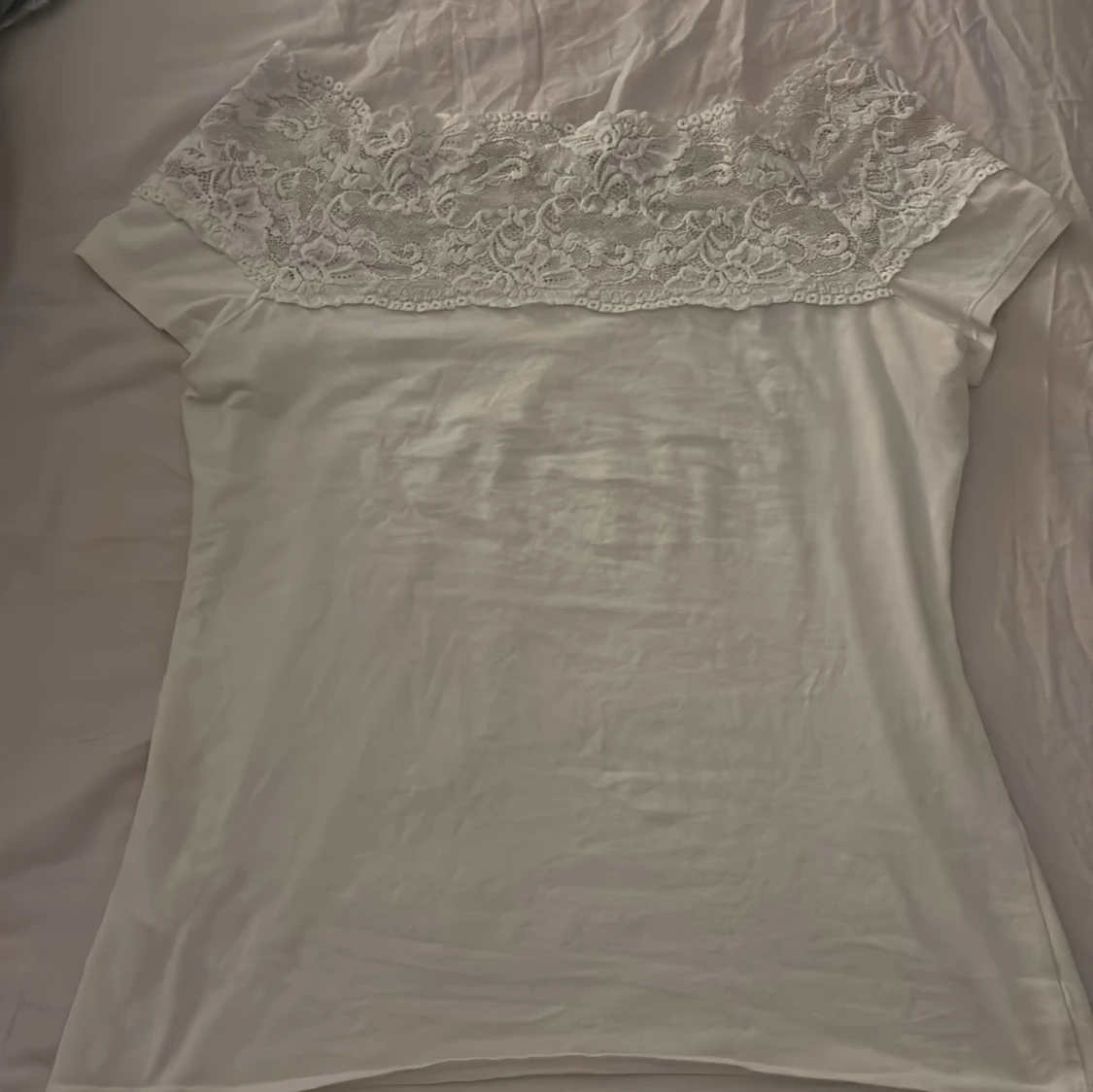Vit topp med spetsdetaljer