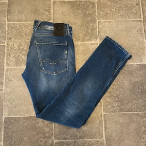 Replay anbass - Schyssta jeans från replay som har snygg färg och snygga detaljer hör av dig om du är intresserad och pris kan vi absolut diskutera 🤝