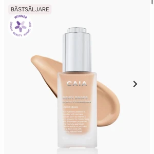 CAIA Dewy Drop Cream Foundation - Bästsäljande foundation från CAIA med en krämig konsistens. Innehåller vitamin E och hyaluronsyra för återfuktning och en strålande finish. Perfekt för en daggfrisk look. Färg 20w, använda fåtal gånger.