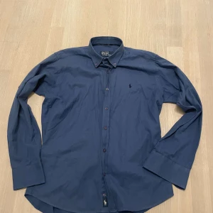 Ralph Lauren skjorta - Gammal modell, den vita lappen på innersidan är bortagen| skick 7/10| storlek L| pm för mer info