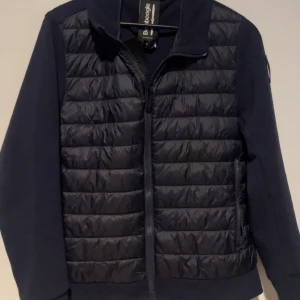 Blå BomBoogie jacka - Snygg blå jacka från BomBoogie med quiltad framsida och dragkedja. Jackan har långa ärmar och en stilren design som passar perfekt för kyligare dagar. Nypris 2957kr på Miinto.se