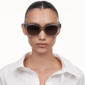 Chimi 08 Grey - Solglasögon i modell 08 från Chimi. Mycket bra skick utan defekter då de ej använts. Nypris 1350, köp direkt för 550 🎀