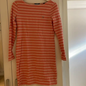 Långärmad orange gant klänning - Långärmad orange gant klänning. Använd ett fåtal gånger, säljer då den är för liten🫶🏽