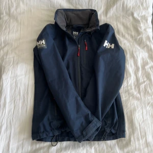 Svart jacka från Helly Hansen - Marinblå Helly Hansen jacka i perfekt skick, storlek S