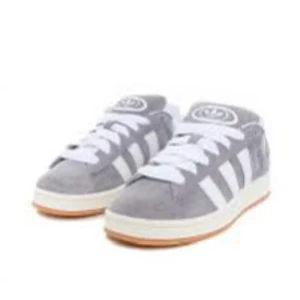 adidas campus 00s - Gråa Adidas campus skor i okej skick! perfekt till våren💘
