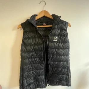 Haglöfs väst  - Säljer haglöfs väst womens S ( hjälper en vän).  Dragkedjan är tyvärr sönder men kan lätt fixas 