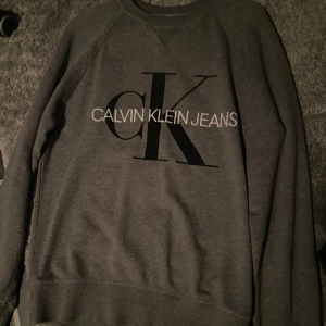 Grå sweatshirt från Calvin Klein Jeans - Säljer denna Ck crewneck i hyfsat skick för endast 300kr