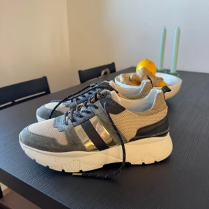 Billi Bi sneakers  - Snygga sneakers från Billi Bi i storlek 41! Har en liten fläck på höger skon men den syns väldigt lite i dagsljuset liksom. Jättefina och snygga med lite högre sula, passar till vardags lika så som festligare tillfällen!🌸