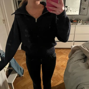 Mörkblå stickad hoodie med dragkedja les coyotes de Paris - Säljer en mörkblå stickad hoodie med texten 'COYOTES' i vitt på ryggen. Tröjan har en dragkedja framtill och långa ärmar. Perfekt för en avslappnad stil. Tröjan är ifrån les coyotes de Paris ❤️❤️ skit snygg till vardag men också för att spica till en outfit en vanlig vardag eller kväll! Passar Stockholmsstil och Copenhagen stil 