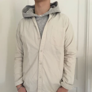 Beige tjockare skjorta/overshirt - Shysst skjorta med ett tjockare material som jag andvänt som en overshirt! Använd några gånger bara. Märke Valient