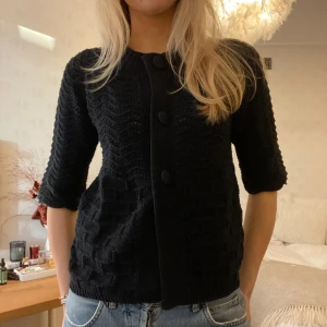 Svart kofta - Den perfekta tröjan till vardags! Jag brukar ha S vanligtvis o ni ser hur den sitter på mig💛