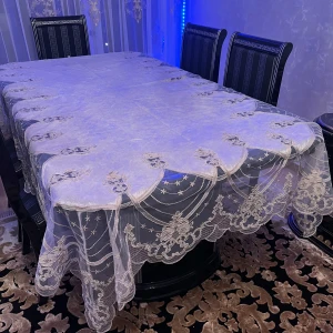 Vit spetsduk från Marina - Elegant vit spetsduk från Marina med vackra broderier och dekorativa kanter. Perfekt för att ge ditt bord en lyxig känsla. Finns i flera storlekar för att passa olika bord. Den är bara använd några få gånger.