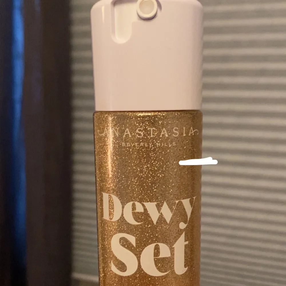 Håller på att rensa min smink låda! Säljer denna fantastiska glow setting spray från anastasia, man får ett otroligt glow av denna. Nyligen köpt och inte mycket använd (se bild två för hur mycket som gått åt) Nypris: 359kr. Beauty.