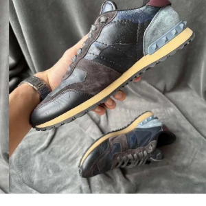 Valentino rockrunner - Orginalstorlek: 41, passar oftast 42, fråga om innermått vid osäkerhet | ingår: endast skorna | fraktar spårbart eller möts upp o Täby📍