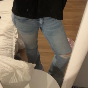 Bootcut jeans i ljusblå denim - Säljer ett par ljusblå bootcut jeans med låg midja. Jeansen har jag sprättat upp! Jag är 169 så kom privat för mer frågor! Sitter jätte fint men kommer inte till användning. 