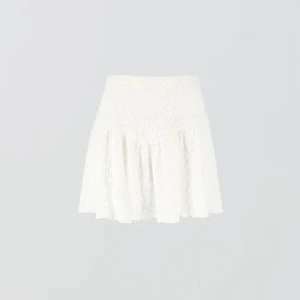 Vit spetskjol - supersöt vit spetskjol med volangdetaljer. Kjolen har en kort längd och en elastisk midja. Perfekt för varma dagar och ger en romantisk touch till din outfit.              Priset kan diskuteras💕