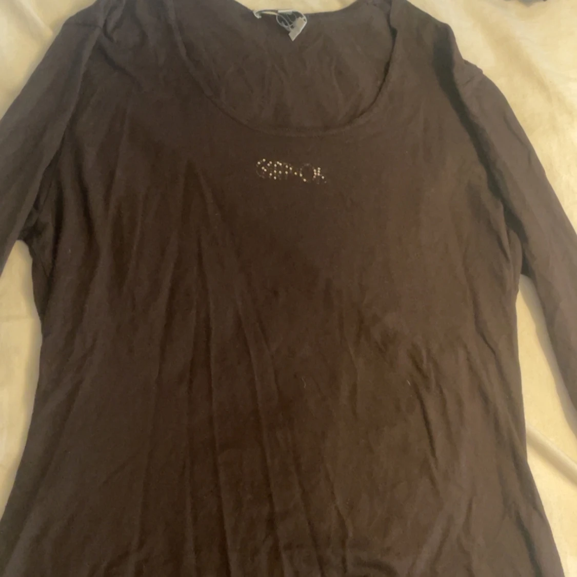 Brun långärmad topp med strassdetalj,