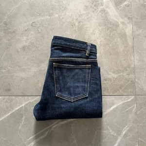 A.P.C Raw Selvedge Jeans - Säljer dessa as snygga apc jeansen. Dom är i en mörkblå färg och är raw selvedge som kommer fadea med tiden och bli ännu snyggare. Dom är i riktigt bra skick och i storlek 28. Kom vid frågor/funderingar👌