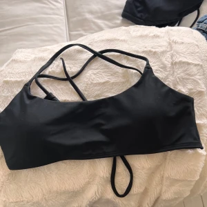 Bikini överdel - Säljer en bikini överdel från Bikbok, använd enstaka gånger och säljer för att jag har för många bikinis 🥰