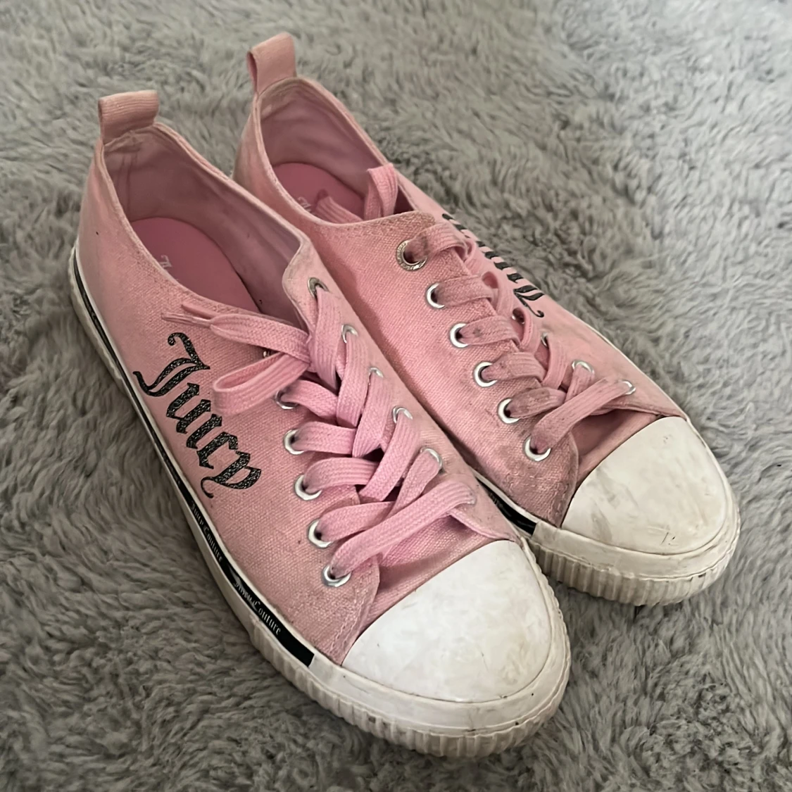 Rosa sneakers från Juicy Couture