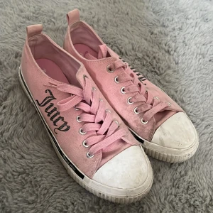 Rosa sneakers från Juicy Couture - Snygga rosa sneakers från Juicy Couture i strl 38. Skorna är använda ca 3 gånger men har legat ute i förråd därav smutsen. Tvättas när jag har en köpare☺️
