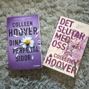 Dina perfekta sidor och Det slutar med oss av Colleen Hoover - Två gripande romaner av Colleen Hoover. 'Dina perfekta sidor' utforskar kärlekens styrka i ett ofullkomligt äktenskap. 'Det slutar med oss' följer Lily som öppnar en blomsterhandel i Boston och navigerar komplexa relationer. Perfekt för dig som älskar känslosamma och tankeväckande berättelser. Du kan även kontakta mig om du vill köpa böckerna separat!❣️❣️