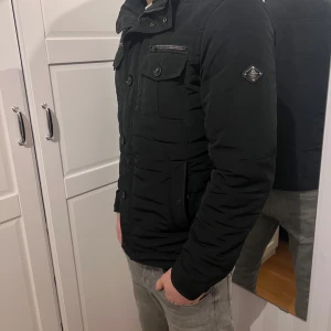 J.Lindberg jacka - Skön vår/sommarjacka storlek M. Sparsamt använd med inga synliga defekter.