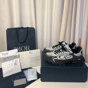 Dior B30 - Dior B30 Grå/Svart/Brun🩶🖤🤎 Storlek: 44 Skick: 8/10 Kvitto, box, dustbag & påse ingår (Pris kan diskuteras❗️)                                                                Fler bilder finns om önskas