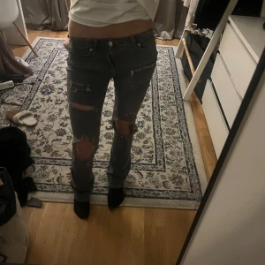 Grå lågmidjade jeans med slitningar - Säljer mina as snygga vintage lågmidjade jeans ifrån märket only!🩷 jag är cirka 170 och de passar bra på mig