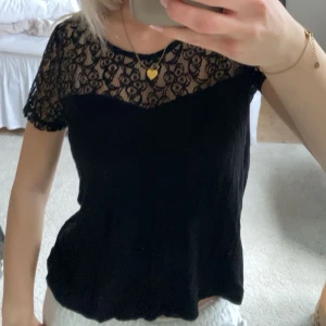 Svart spetsblus med snörning - Supersnygg spetströja med snörning i ryggen💕💕