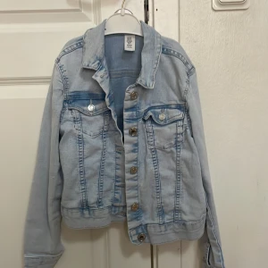 Ljusblå jeansjacka från &Denim - Säljer en snygg ljusblå jeansjacka från &Denim. Jackan har en klassisk design med knappar framtill och två bröstfickor med knappstängning. Perfekt för en avslappnad stil.🩵🩵