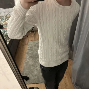 Kabel stickad tröja - En jävligt snygg och skön tröja som matchar till nästan allt. En perfekt vinter och vår tröja om ni frågar mig. Tröjan andvänds nästan aldrig det är därför den är ute till salu. Tröjan passar längden 165-175. Storlek S passar XS. Frågor är bara att ställa👍