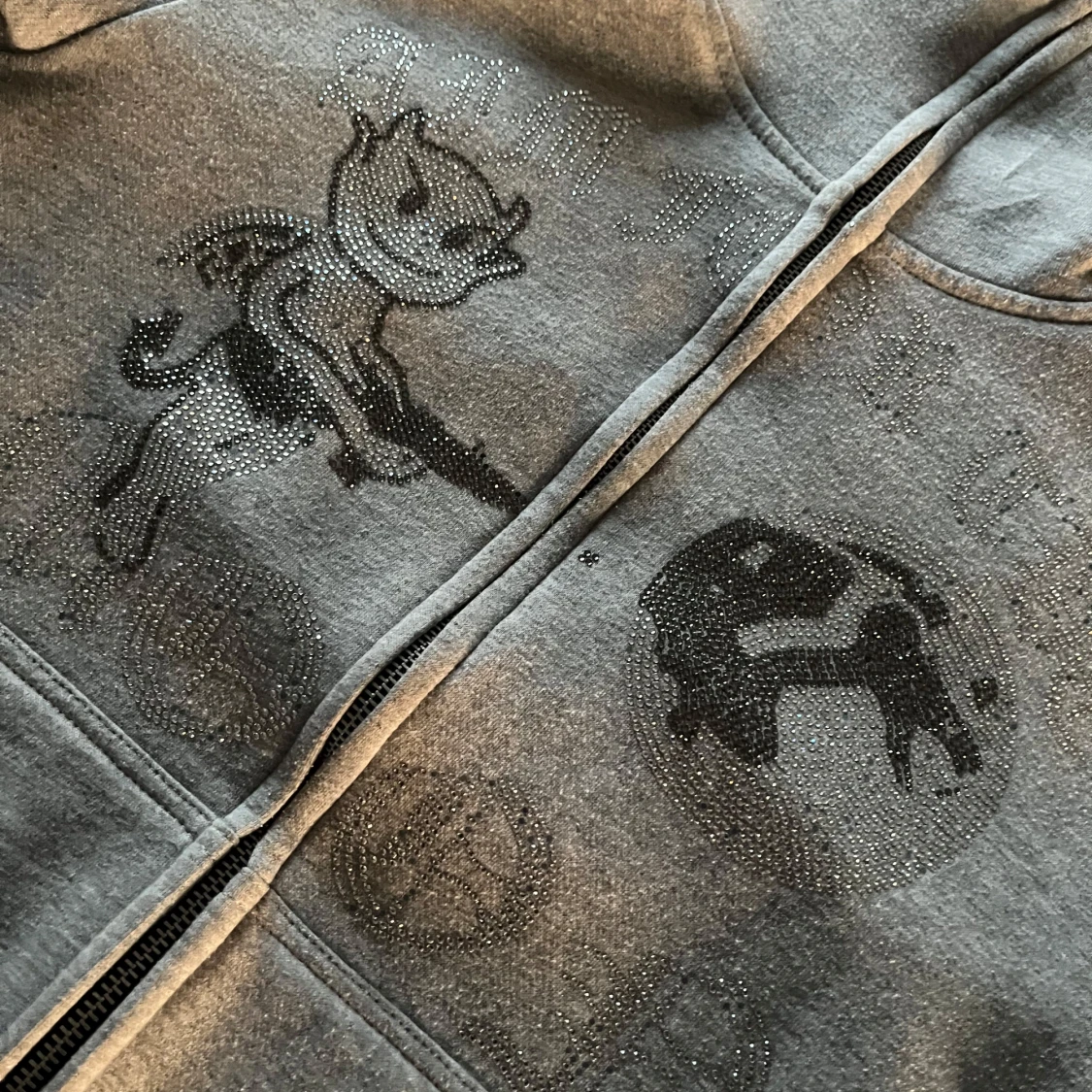 Grå hoodie med tryck - 2