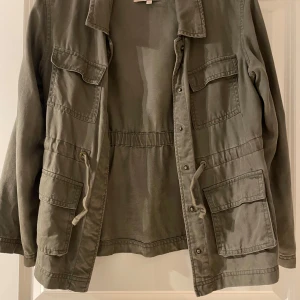 Olivgrön jacka från ONLY - Säljer en jättefin grön jacka från ONLY med flera fickor.💕