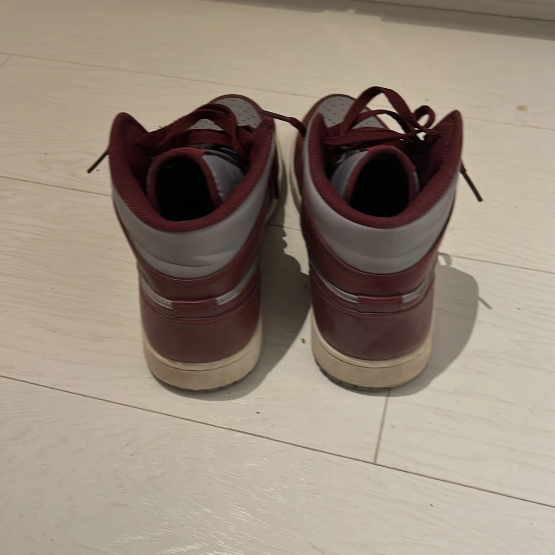 Nike Air Jordans i vinrött och grått - 1