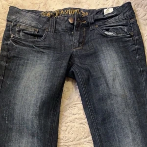 Mörkblå jeans - Snygga mörkblå jeans med en klassisk bootcut-stil. De har en lätt tvättad look som ger en cool och avslappnad känsla. Perfekta för en casual outfit.