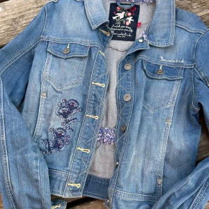 Jeansjacka från Bondelid! - Fantastiskt fin figursydd jeansjacka i lätt stretchig denim med dekorativa brodyrer, fickor fram och knappar i storlek S från Bondelid. I skick som ny! 