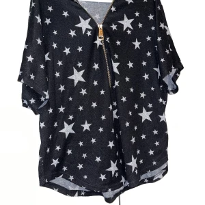 Paita - Naisten bolero tyylinen lyhythihainen paita. Edessä vetoketju. Koko XL Kissatalous Mikäli hinta ei miellytä tarjoa rohkeasti Katsothan myös muut ilmoitukseni!!