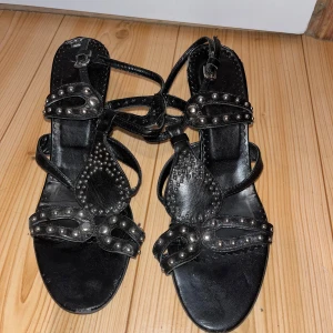 Korkokengät - Naisten mustat kevyet kesäiset korkokengät. Koko 39.  Takaa hieman kuluneet. Koko 39. Korko n 7cm, pohjallinen n 26cm. Kissatalous Mikäli hinta ei miellytä tarjoa rohkeasti Katsothan myös muut ilmoitukseni!!