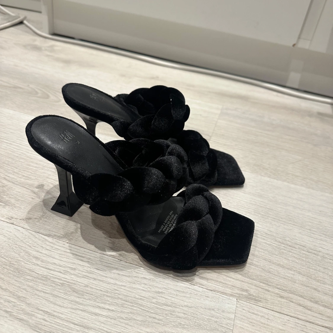 Svarta klackskor med flätad rem från H&M - 2