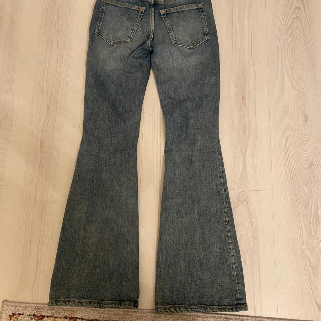 Blå bootcut jeans Flame från Weekday - 1