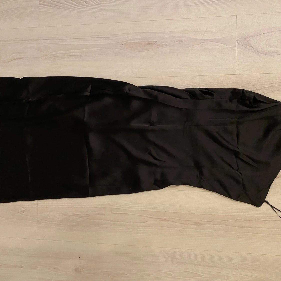 Svart långklänning i satin från H&M - 3